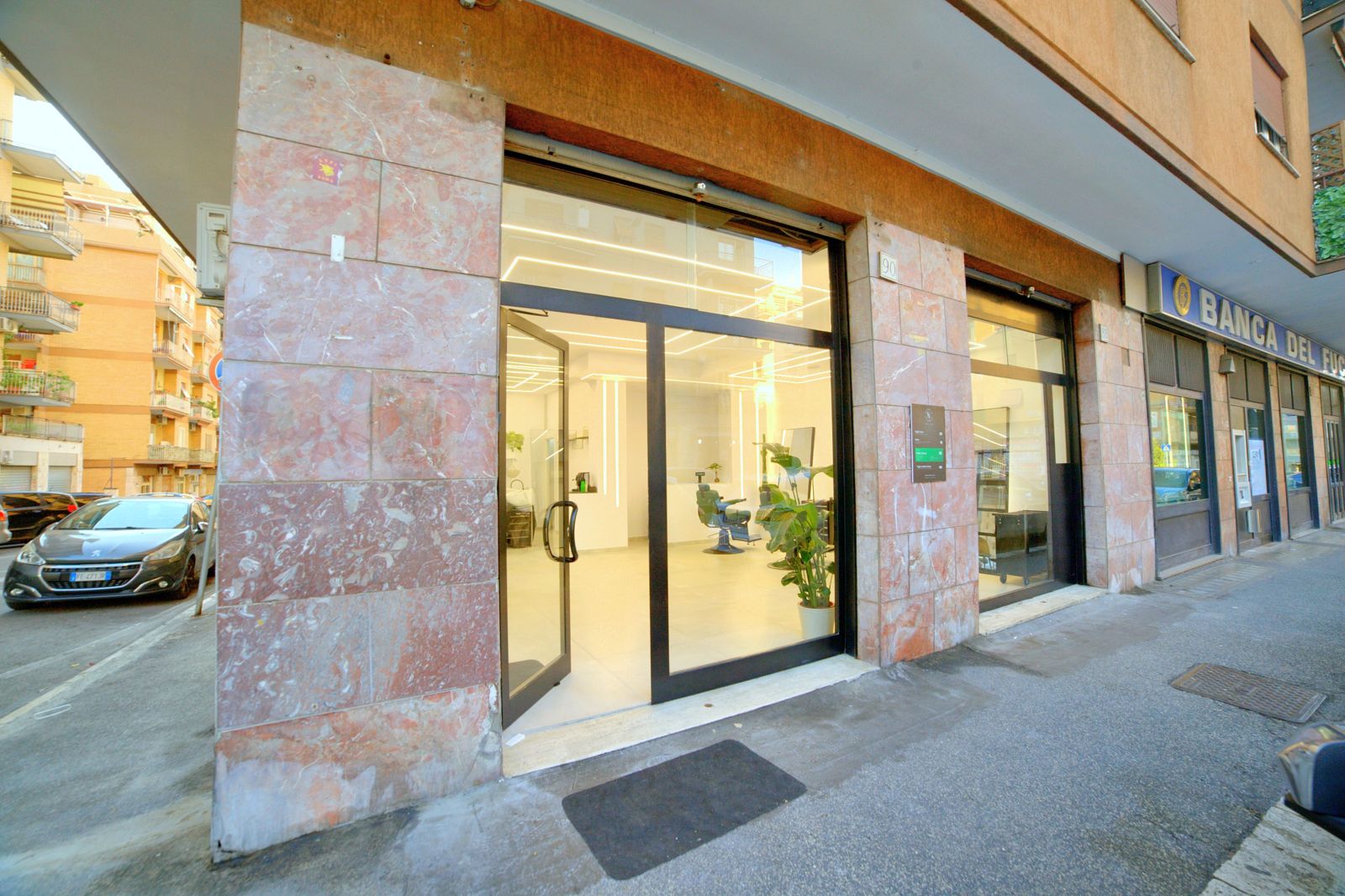 La bottega vista dal marciapiede