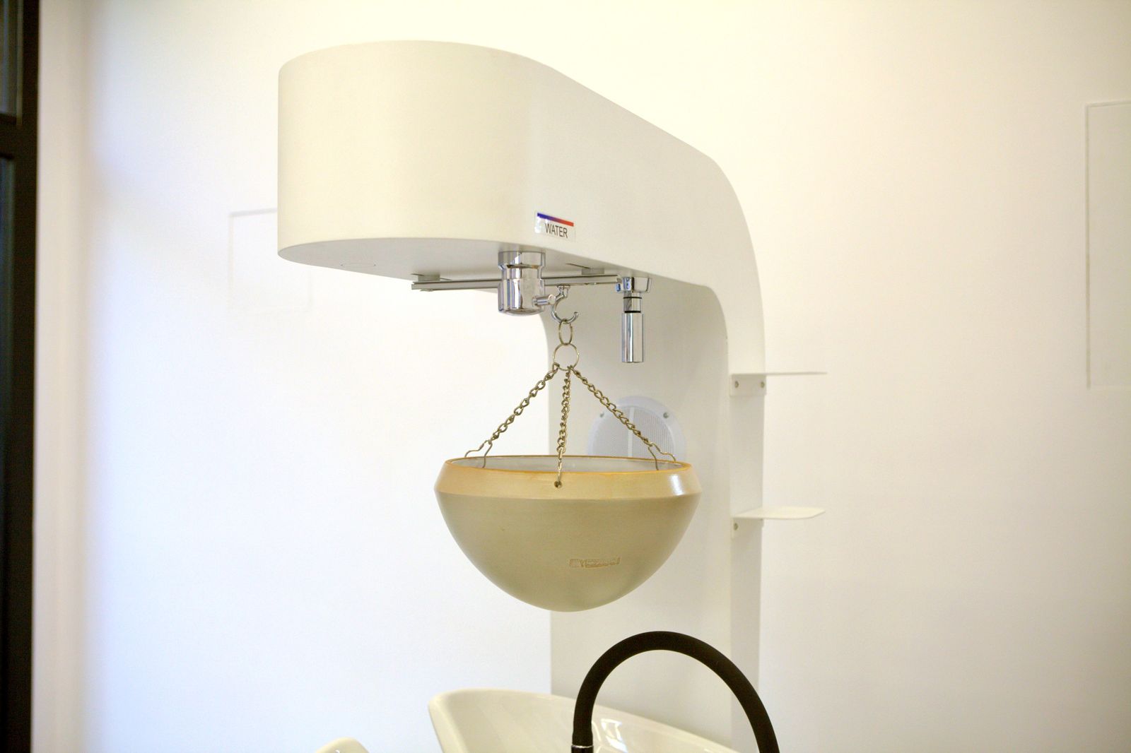 Dettaglio del lavatesta bianco con vaso sospeso